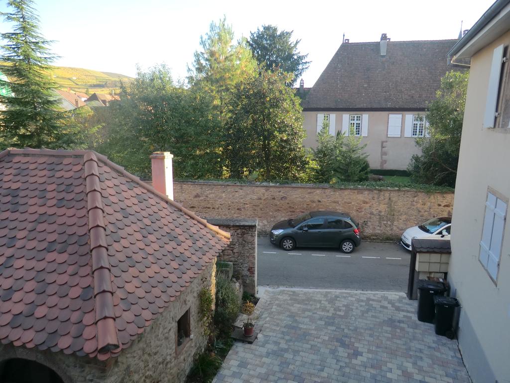 Vue sur la rue avec parking gratuit - Gîte à Turckheim